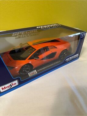 πMaisto Special Edition Orange Lamborghini Countach LP800-4 Die-Cast Model